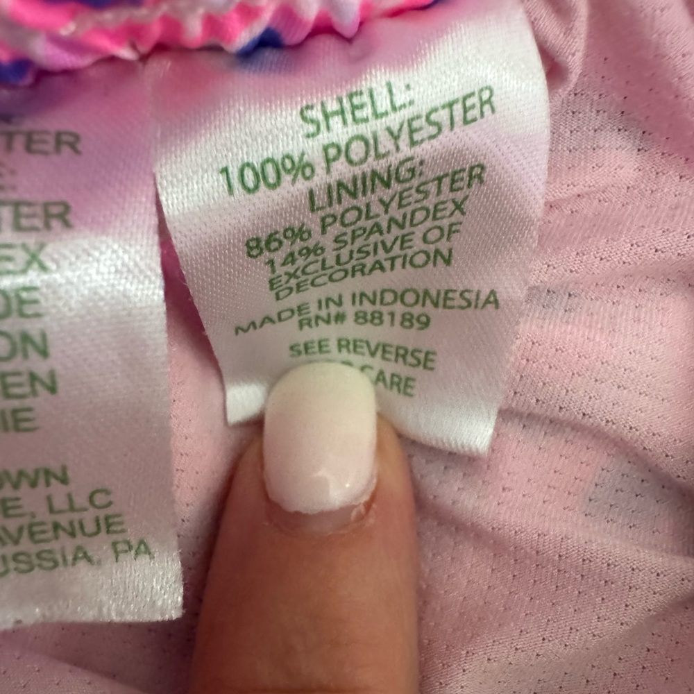 Lilly Pulitzer Luxletic 4" Ocean Trail
Shorts in Raz Berry Sea You Soon - XS - Picture 5 of 10